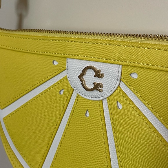 Yellow lemon wedge crossbody bag - Picture 4 of 8